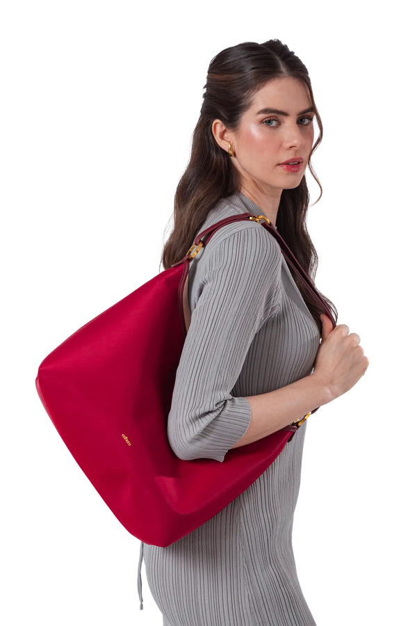Bolsa de ombro em couro legítimo na cor com tom elegante com fechamento seguro e alça ajustável confortável, design sofisticado e funcional ideal para o dia a dia.