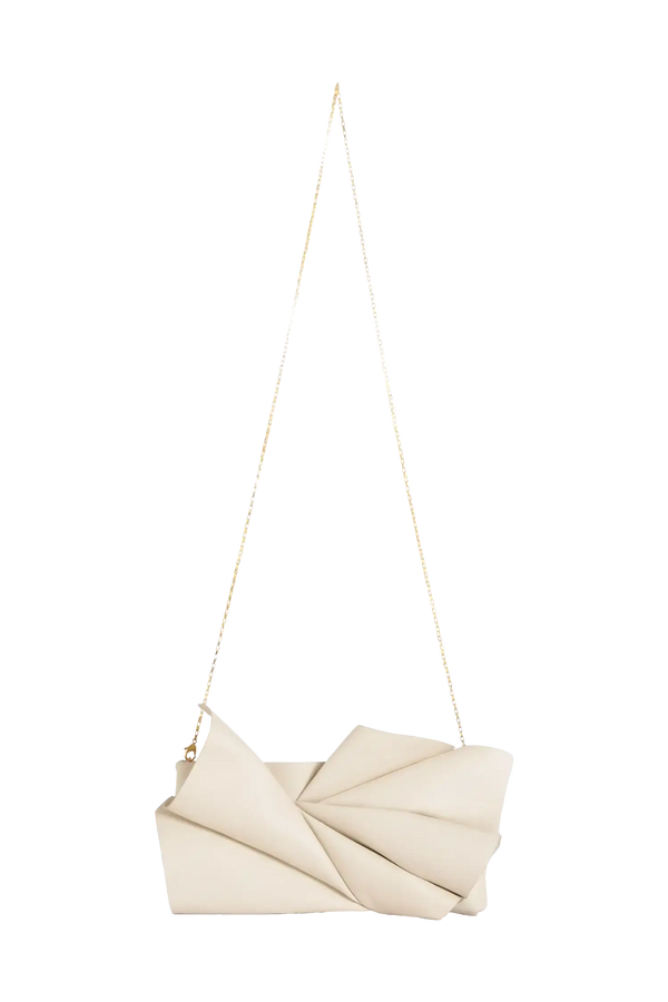 Bolsa em couro legítimo na cor areia com fechamento por zíper e alça de ombro confortável, design sofisticado e funcional ideal para o dia a dia.
