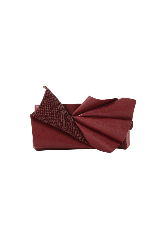 Bolsa em couro legítimo na cor burgundy com fechamento por zíper e alça de ombro confortável, design sofisticado e funcional ideal para o dia a dia.