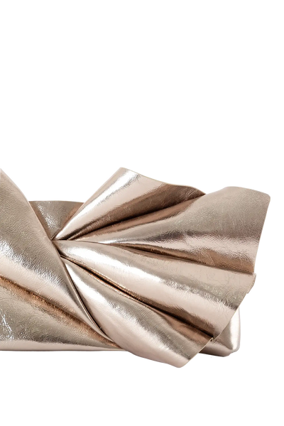 Bolsa de mão em couro legítimo na cor com tom elegante com fechamento por zíper e alça de ombro confortável, design sofisticado e funcional ideal para o dia a dia.