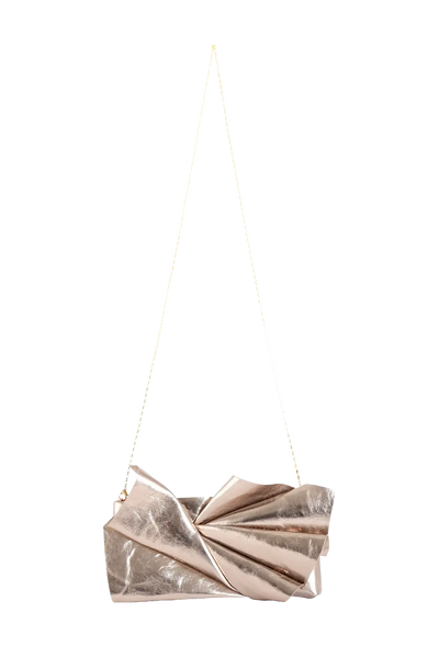 Bolsa de mão em couro legítimo na cor com tom elegante com fechamento por zíper e alça de ombro confortável, design sofisticado e funcional ideal para o dia a dia.