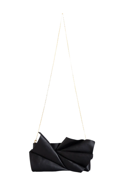 Bolsa em couro legítimo na cor preta com fechamento por zíper e alça de ombro confortável, design sofisticado e funcional ideal para o dia a dia.