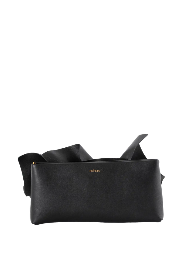 Bolsa em couro legítimo na cor preta com fechamento por zíper e alça de ombro confortável, design sofisticado e funcional ideal para o dia a dia.