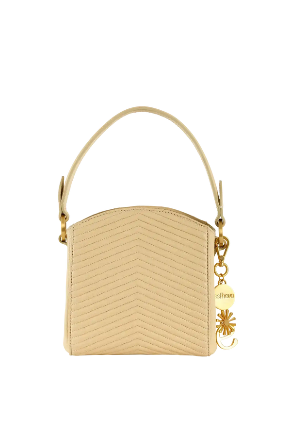 Bolsa bege com costura em V, alça curta e detalhes dourados, design sofisticado e funcional