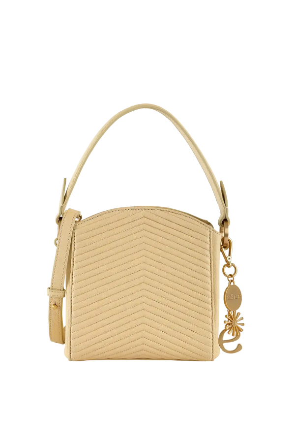 Bolsa bege com costura em V, alça de mão e detalhe dourado, design brasileiro e sofisticado