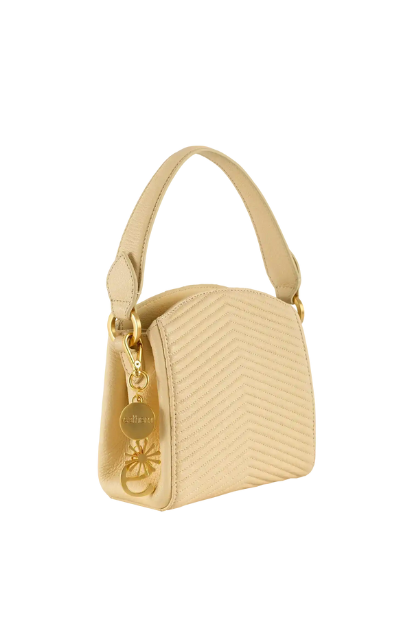 Bolsa bege com costura em zig-zag e detalhes dourados, design brasileiro sofisticado