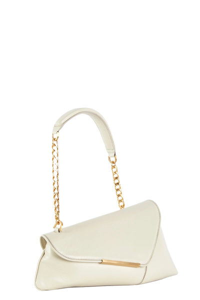 Bolsa branca com alça de corrente dourada e design moderno