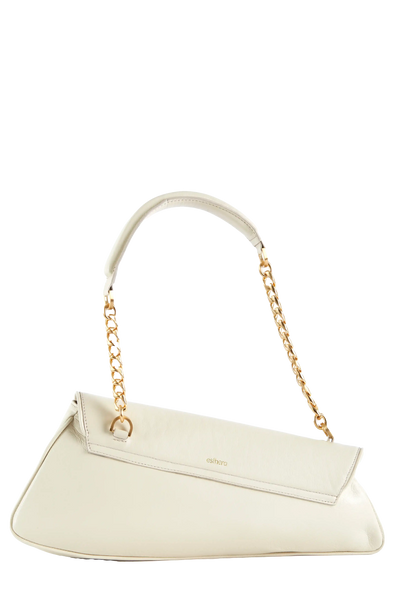 Bolsa branca com alça de corrente dourada e design moderno, perfeita para looks sofisticados e funcionais.