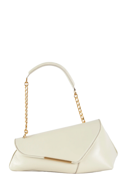 Bolsa branca com alça de corrente dourada e design moderno