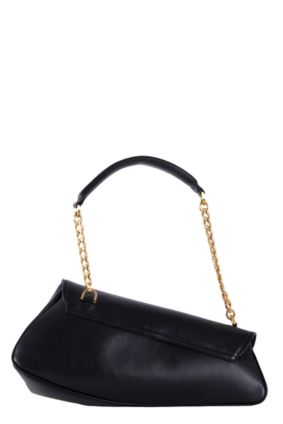 Bolsa preta elegante com alça de corrente dourada e design sofisticado