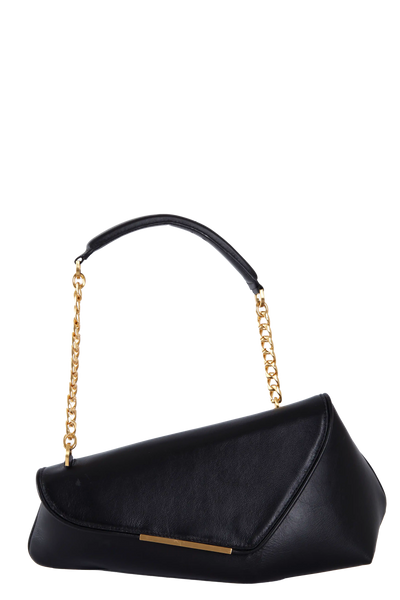Bolsa preta elegante com alça de corrente dourada e design moderno