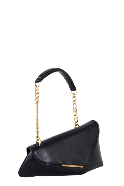 Bolsa preta elegante com alça de corrente dourada e design moderno