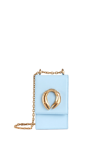 Bolsa azul claro com detalhe dourado em forma de pinça e corrente metálica