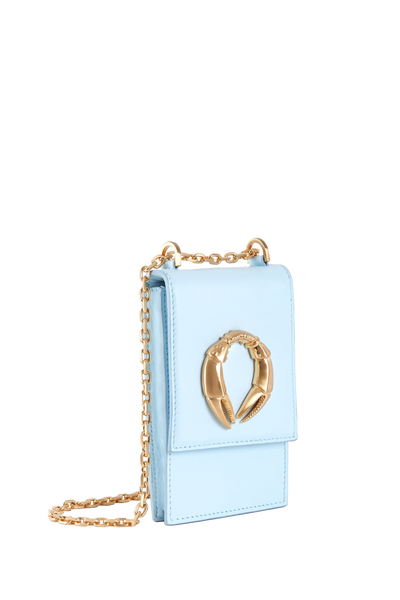 Bolsa azul claro com detalhe de garras douradas e corrente, design sofisticado e funcional.