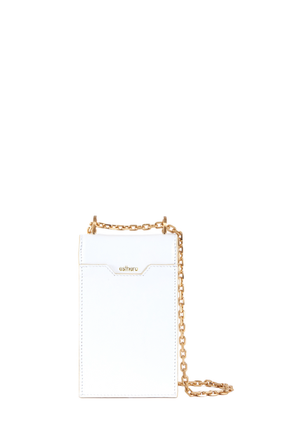 Bolsa branca com corrente dourada e logo esthera, design minimalista e sofisticado para uso diário.