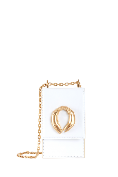 Bolsa branca com detalhe dourado em forma de garras e corrente metálica