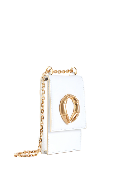 Bolsa branca com detalhe dourado em forma de garra e corrente, design sofisticado e funcional.
