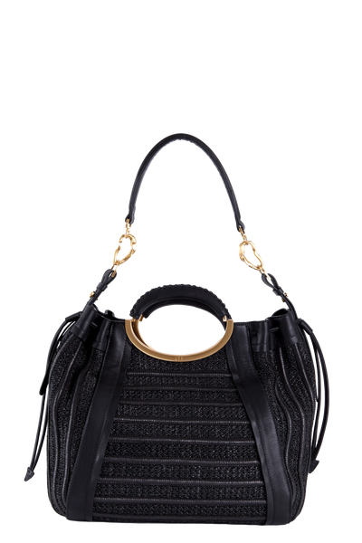 Bolsa preta com alça circular dourada e detalhes em couro, design sofisticado e funcional