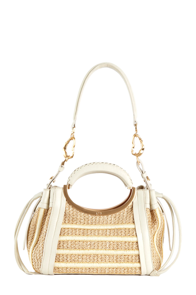 Bolsa de palha com alça circular e detalhes em couro off-white, design sofisticado e funcional para uso diário.
