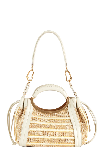 Bolsa de palha com alça circular e detalhes em couro off-white, design sofisticado e funcional para uso diário.