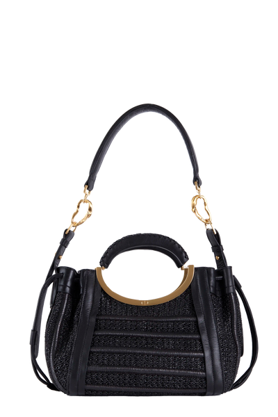 Bolsa preta com alça circular dourada, design sofisticado e textura de palha, ideal para looks elegantes e funcionais.