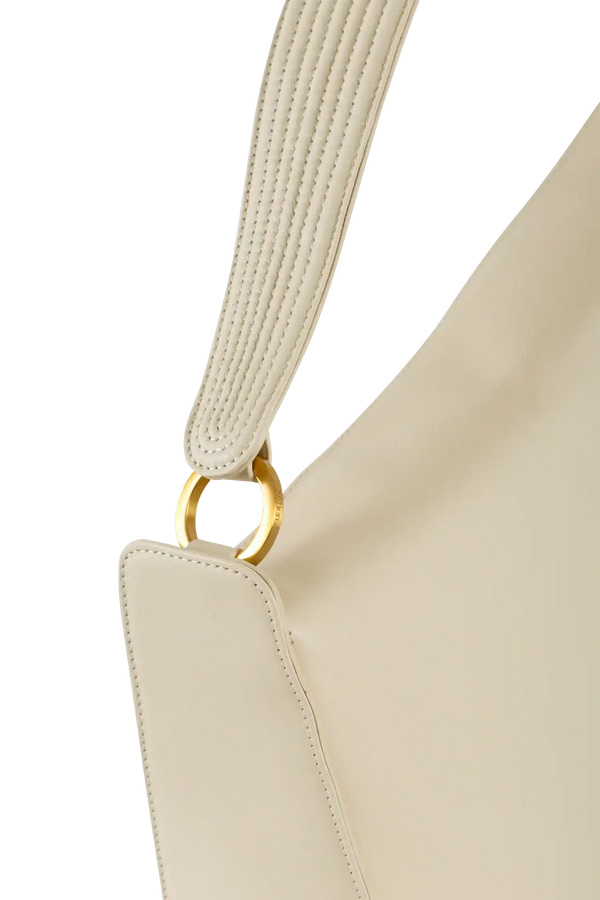Bolsa bege com alça texturizada e detalhe dourado, design sofisticado e funcional