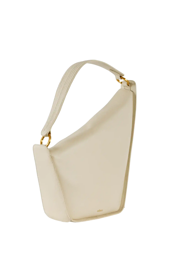Bolsa de ombro bege com alça texturizada e detalhes dourados, design moderno e sofisticado
