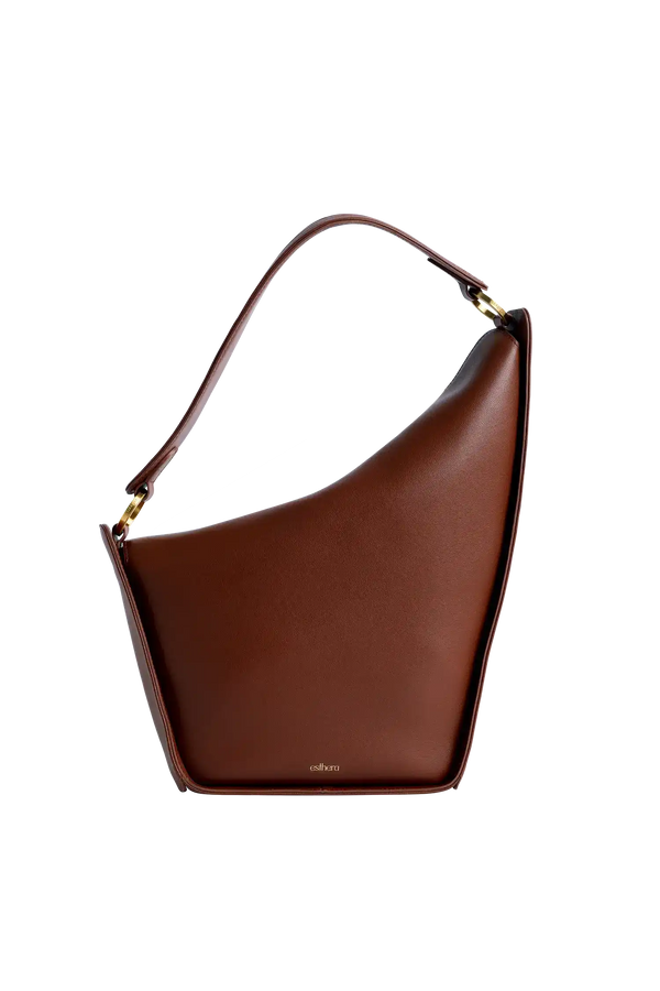 Bolsa marrom de couro com alça longa e design moderno, ideal para uso diário e sofisticação.