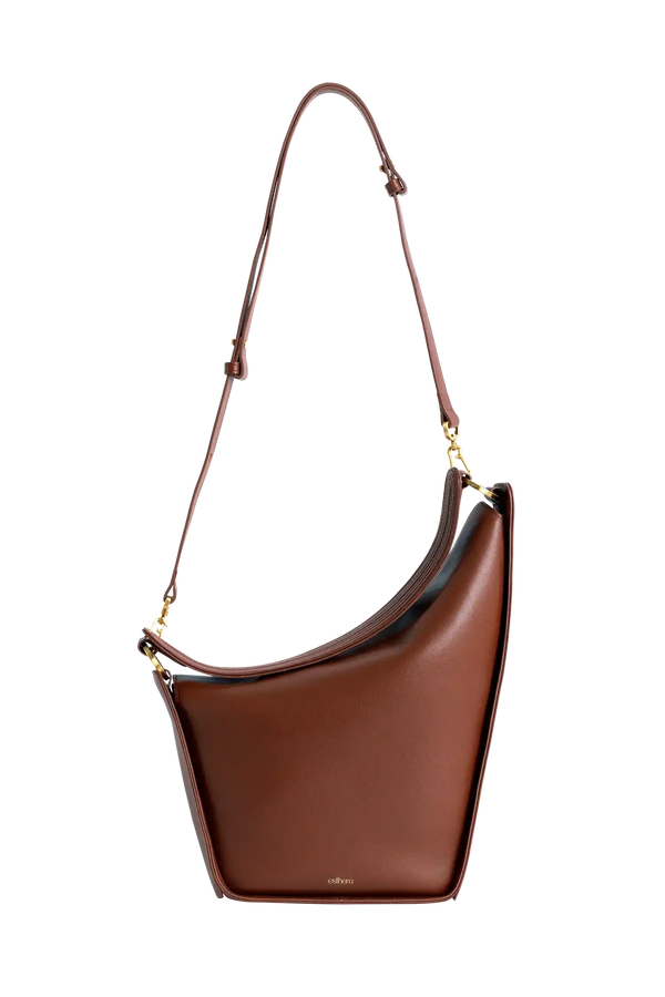 Bolsa marrom de couro com alça longa e design moderno, ideal para uso diário e sofisticação.