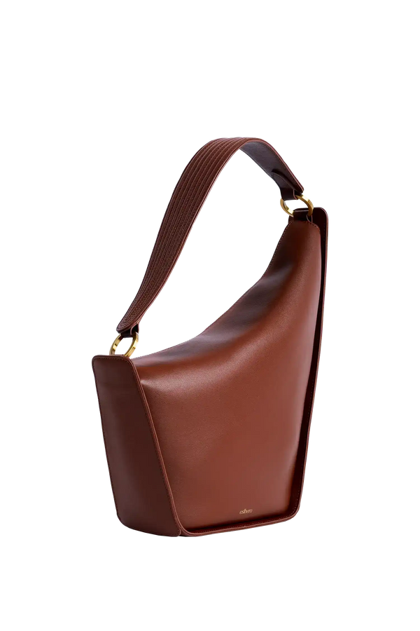 Bolsa marrom de couro com alça larga e detalhe dourado, design brasileiro e sofisticado