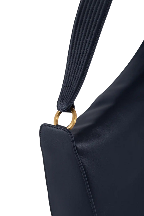 Bolsa preta com alça texturizada e detalhe dourado, design sofisticado e funcional