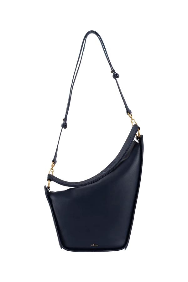 Bolsa preta com alça longa e detalhes dourados, design moderno e sofisticado para uso diário