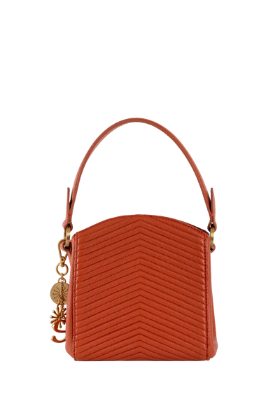 Bolsa laranja com costura em V, alça curta e detalhes dourados, design brasileiro sofisticado