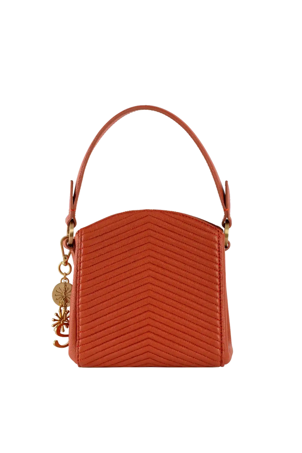 Bolsa laranja com costura em V e detalhe dourado, design brasileiro e sofisticado