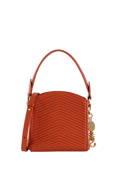 Bolsa laranja com costura em V, alça de mão e detalhe dourado, design brasileiro e sofisticado