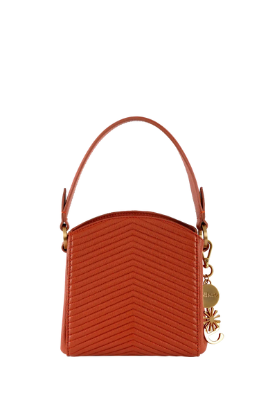 Bolsa feminina laranja com costura em V e detalhes dourados, design brasileiro sofisticado