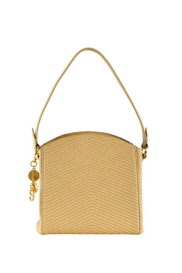 Bolsa bege com costura em V, alça fina e detalhe dourado, design brasileiro e sofisticado