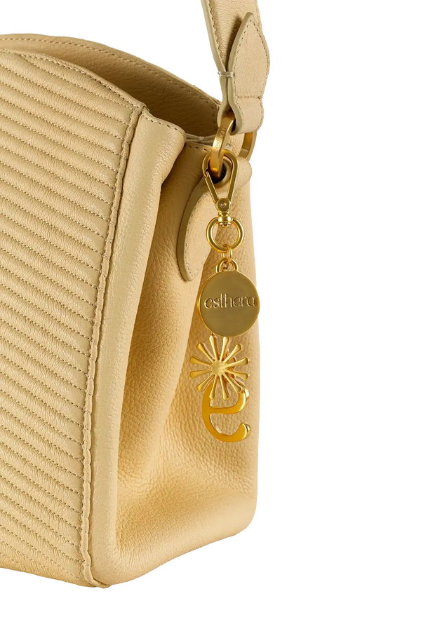 Bolsa bege com costura em relevo e detalhe dourado 'esthera', design sofisticado e funcional
