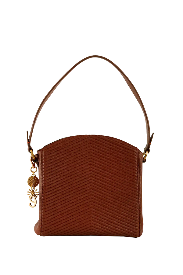 Bolsa marrom com textura em V e detalhes dourados, design brasileiro sofisticado