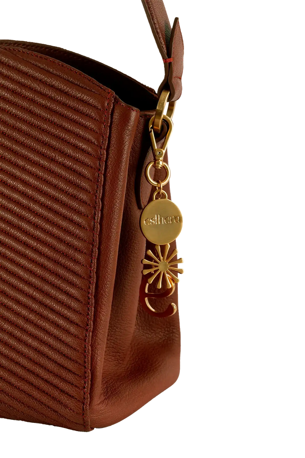 Bolsa marrom com textura e detalhes dourados, design brasileiro sofisticado