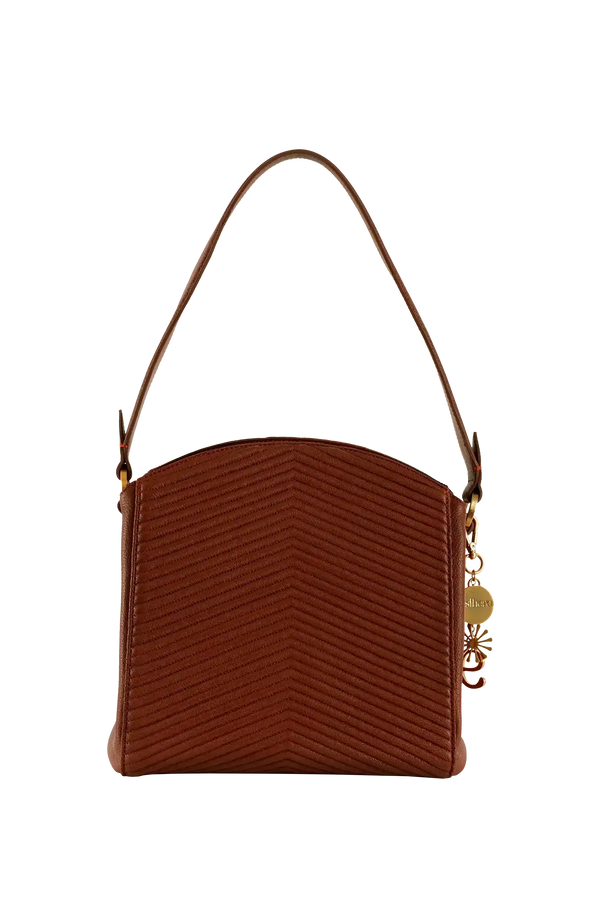 Bolsa marrom com textura em V e detalhes dourados, design brasileiro sofisticado