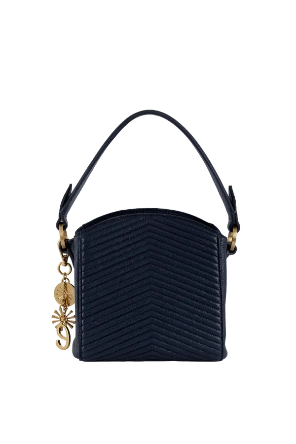 Bolsa preta com textura em V e detalhes dourados, design sofisticado e funcional