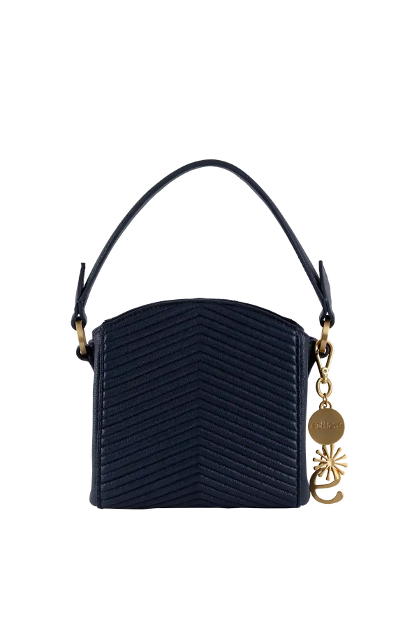 Bolsa preta com textura em V e detalhes dourados, design sofisticado e funcional