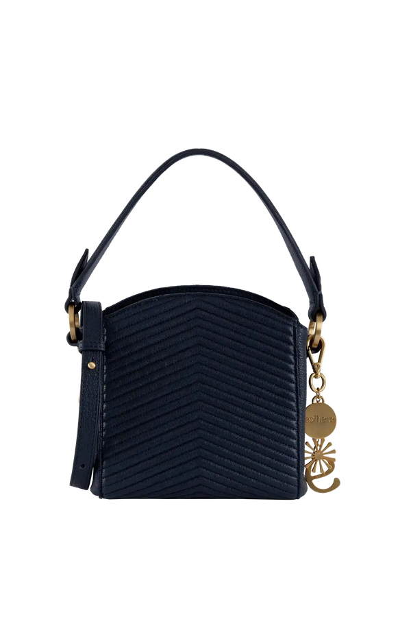 Bolsa preta com textura em V e detalhes dourados, design brasileiro sofisticado e funcional