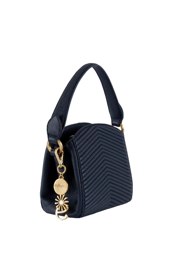 Bolsa preta com costura em zig-zag e detalhes dourados, design sofisticado e funcional