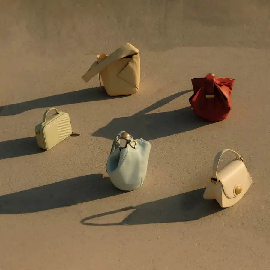 Coleção de bolsas femininas em cores neutras e vibrantes, com design moderno e minimalista, perfeitas para o dia a dia.