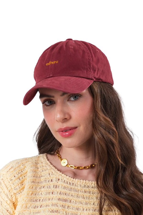 Boné casual em algodão 100% com tom versátil com fecho regulável traseiro, design casual e contemporâneo, perfeito para proteger o rosto do sol adicionando personalidade ao look de rua.