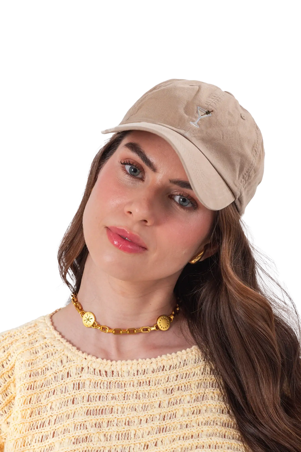 Boné casual em algodão 100% na cor areia com fecho regulável traseiro, estrutura clássica ajustável e silhueta moderna, uma peça versátil indispensável para o guarda-roupa de quem valoriza o estilo casual.