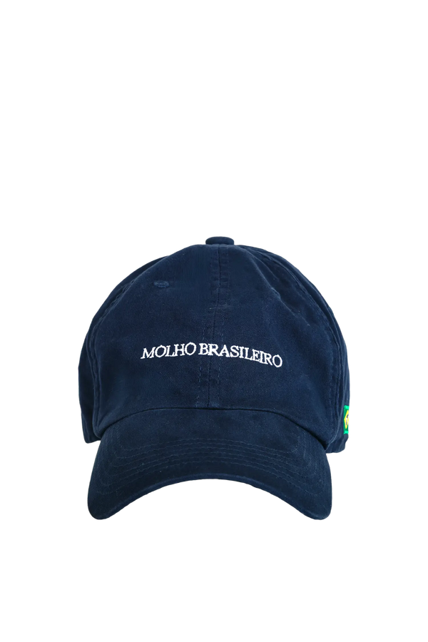 Boné casual em algodão 100% na cor azul-marinho com aba reta e bordado frontal temático 'Molho Brasileiro', sinônimo de estilo prático com um caimento perfeito, ideal para elevar looks casuais com autenticidade e refinamento.