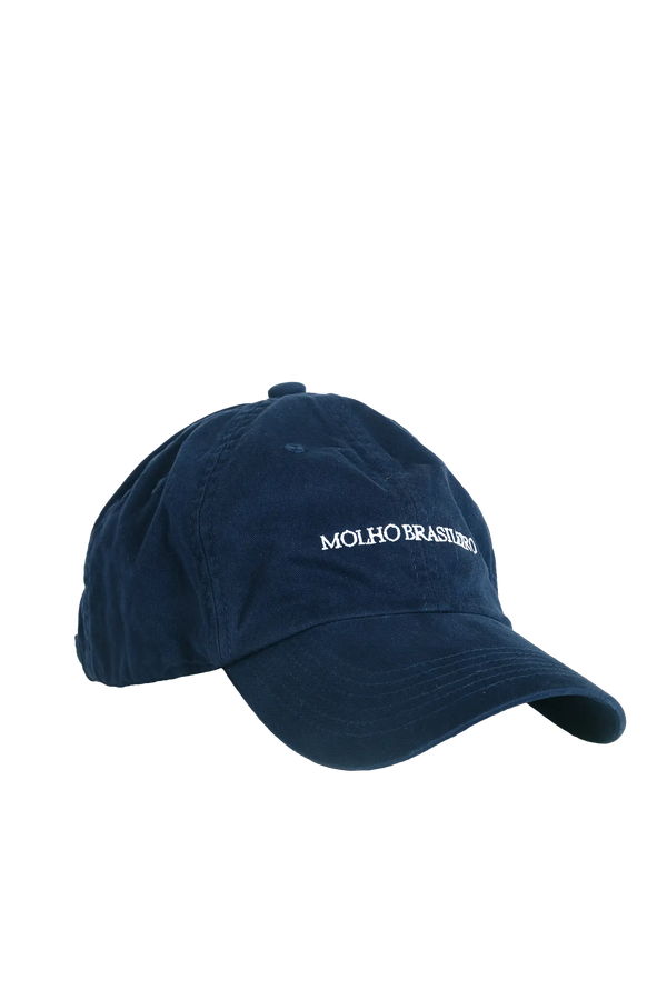 Boné casual em algodão 100% na cor azul-marinho com aba reta e bordado frontal temático 'Molho Brasileiro', design casual e contemporâneo, perfeito para proteger o rosto do sol adicionando personalidade ao look de rua.